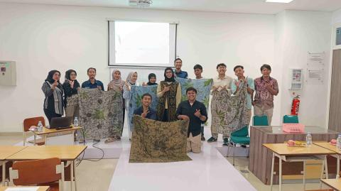 Dosen Tata Busana FV UNY Dorong Karang Taruna WIMA Desa Serut Hadirkan Kain Motif Kombinasi Geblek Renteng-Retak Seribu Melalui PkM DLK